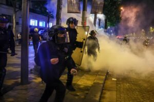 Mentre l’Eliseo fa propaganda Parigi brucia