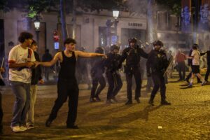 A Parigi morti e feriti per una partita. Ma le banlieue sono già a casa nostra
