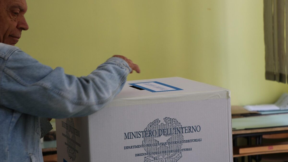 Alle urne si decidono pure i sindaci. Ballottaggi a Taranto e Matera