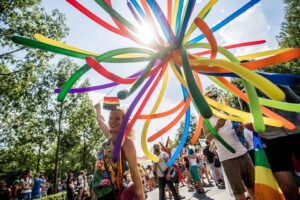 Israele-Iran, la guerra si allarga e l’opposizione si dà al gay pride