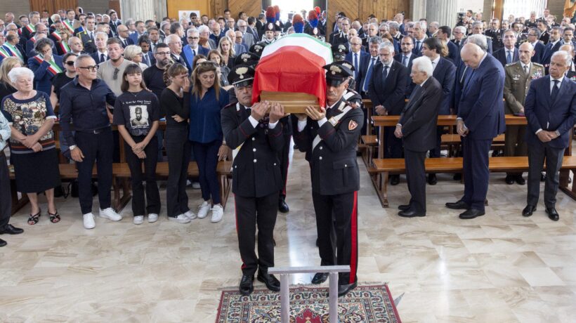Piangono il carabiniere ma indagano gli agenti che hanno ucciso un ladro