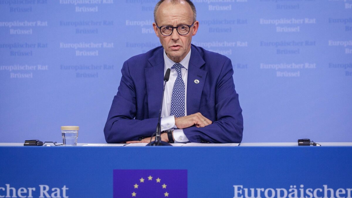 Trump gioca con i dazi Ue: la scadenza è accorciabile. Merz ha fretta, Parigi no