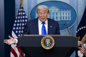 Donald bazooka e carota: 30 miliardi all’Iran