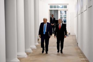 Israele pronto ad attaccare l’Iran Trump: «Qualcosa può accadere»
