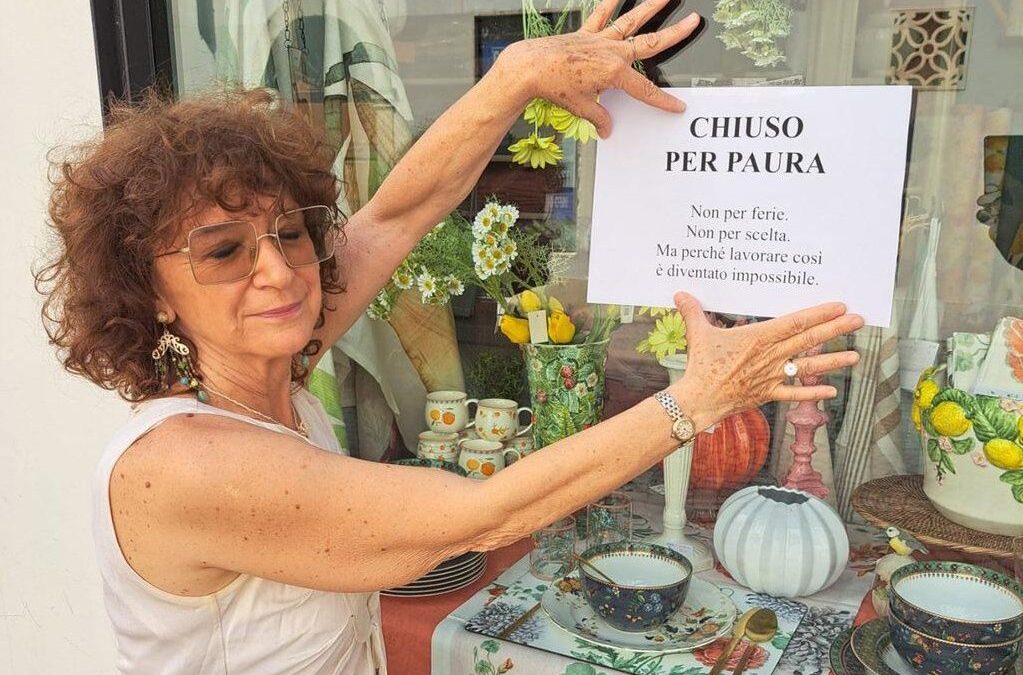Chiude il negozio perché è terrorizzata. Chi la minaccia non si può espellere