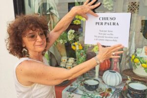 Chiude il negozio perché è terrorizzata. Chi la minaccia non si può espellere