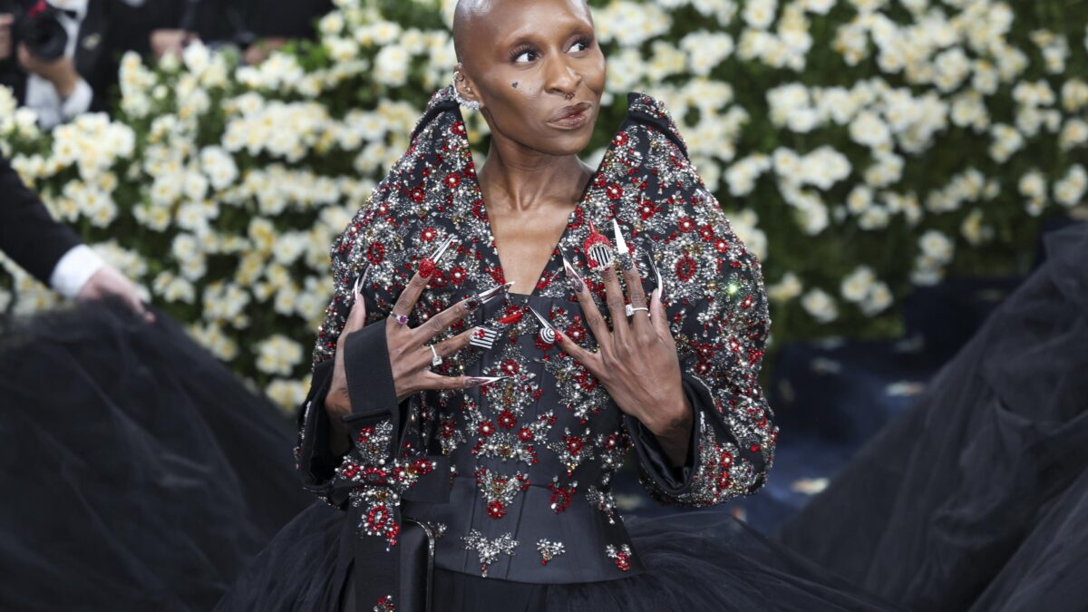 Il teatro di Hollywood ridipinge Gesù Cristo: diventa una donna di colore e bisessuale