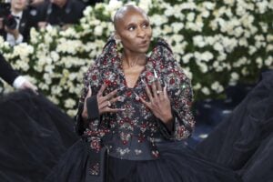Il teatro di Hollywood ridipinge Gesù Cristo: diventa una donna di colore e bisessuale