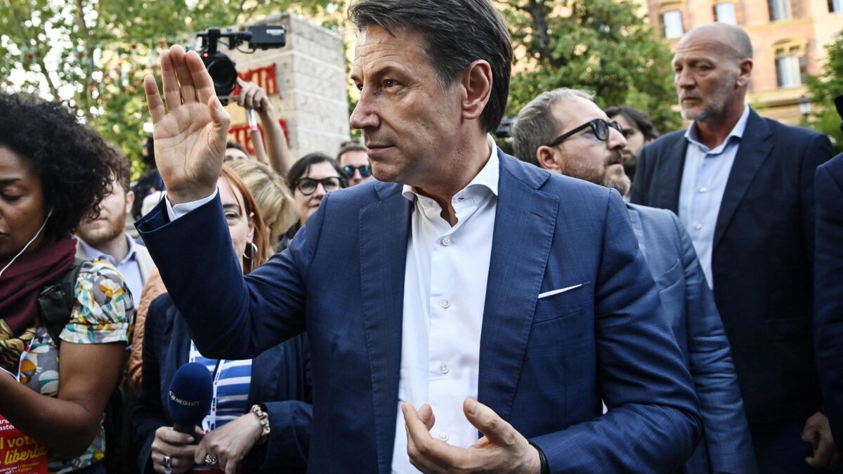 Green pass e vaccini coatti: le giravolte di Conte sul suo appoggio ai diktat