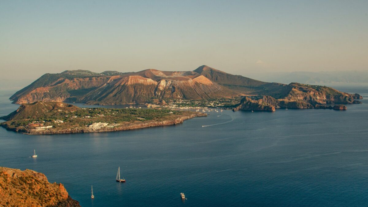 Sicilia fuori stagione: alla ricerca del silenzio tra i vulcani minori