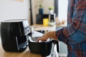 Boom di friggitrici ad aria. Ma non è tutto oro quello che… scrocchia