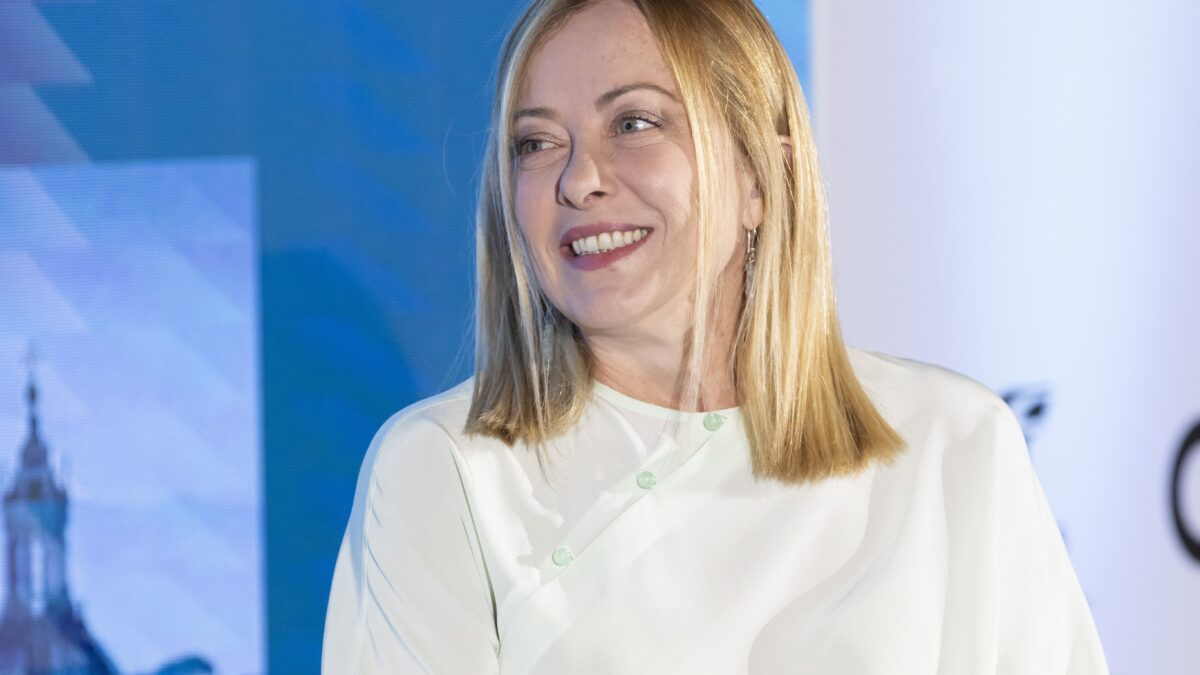 Meloni: «Provano a darci una spallata, ma non cadiamo»
