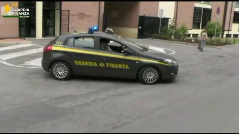Piacenza, la GdF sequestra 24 tonnellate di sigarette e tabacco contraffatti