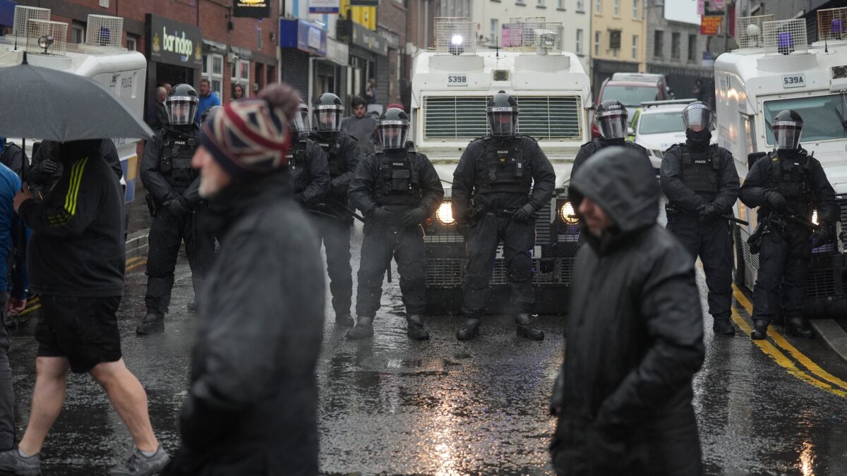 Irlanda del Nord, 63 poliziotti feriti