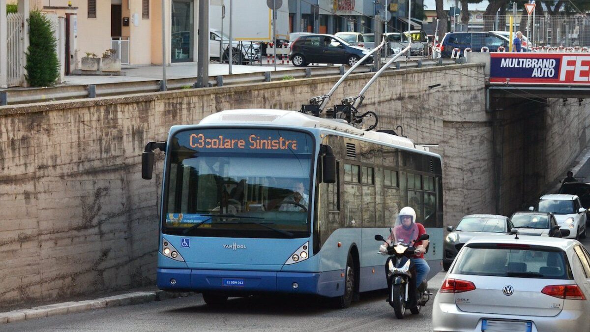 Al Pd piacciono i pali soltanto se «eolici». Quelli dell’eco-filobus deturpano la città