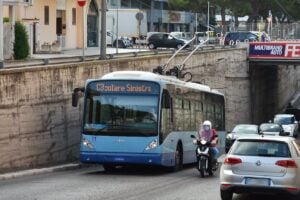 Al Pd piacciono i pali soltanto se «eolici». Quelli dell’eco-filobus deturpano la città