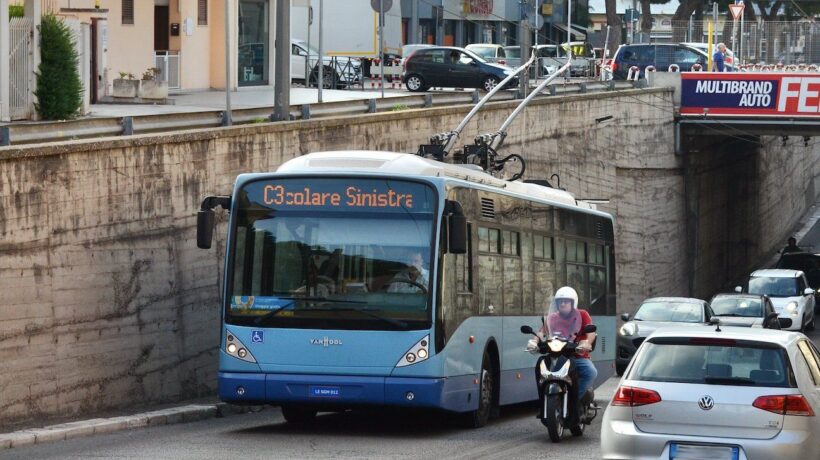 Al Pd piacciono i pali soltanto se «eolici». Quelli dell’eco-filobus deturpano la città