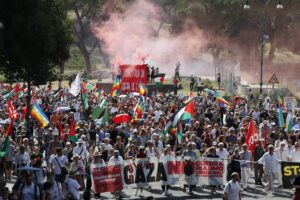 L’opposizione che si sfilaccia in piazza si butta sul boicottaggio anti Israele