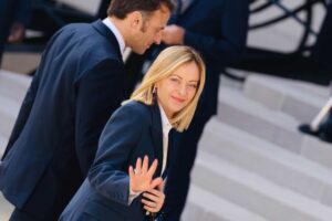 «Almeno l’essenziale». Meloni e Macron cercano una quadra