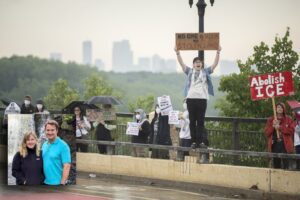 Choc a Minneapolis: uccisa deputata dem. Proteste anti Trump e decine di arrestati
