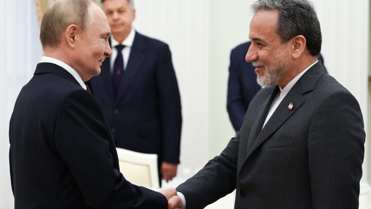 Putin difende Teheran ma tiene buono Trump