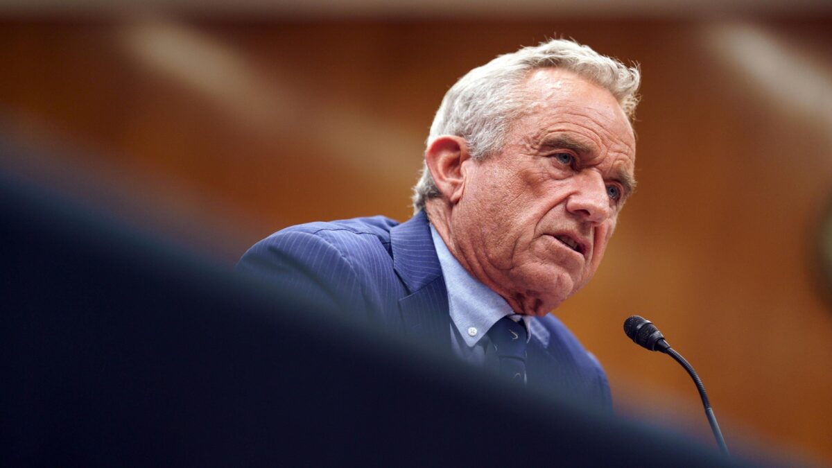 Kennedy silura i guru Usa dei vaccini: «Hanno troppi conflitti d’interessi»