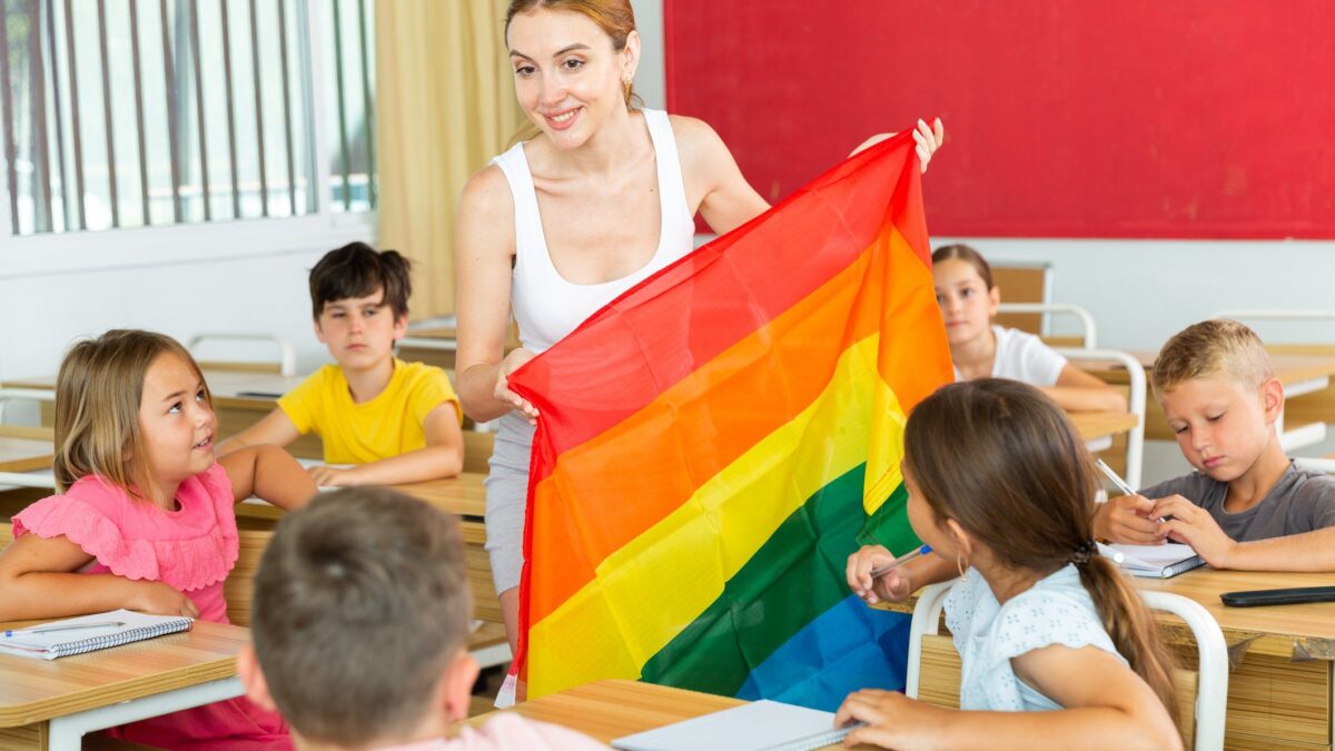 Informare i genitori è «controllo sociale». Indottrinare i bimbi invece è «pluralismo»