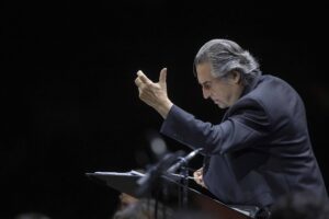 Riccardo Muti: «Credo nell’Europa culturale, più importante di euro e Ue. Sul riarmo si ascolti il Papa»