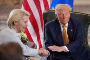 Trump impone dazi del 15% all’Europa. L’Ue farà 600 miliardi di investimenti in Usa