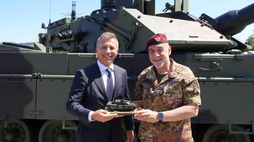 L'ingegner Claudio Catalano e il Generale Carmine Masiello durante la cerimonia alla Cecchignola (Esercito Italiano)