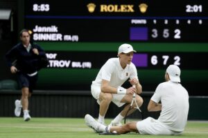 Wimbledon, Sinner passa per infortunio altrui. Cobolli supera Cilic, Sonego va ko