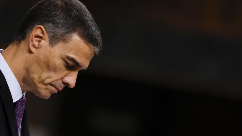 Tre ceffoni a Sánchez: alleati in fuga, scandali e un miliardo di Pnrr in fumo