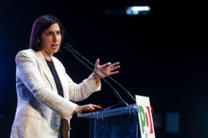 Schlein confonde le carte per fingersi estranea alla fregola militarista