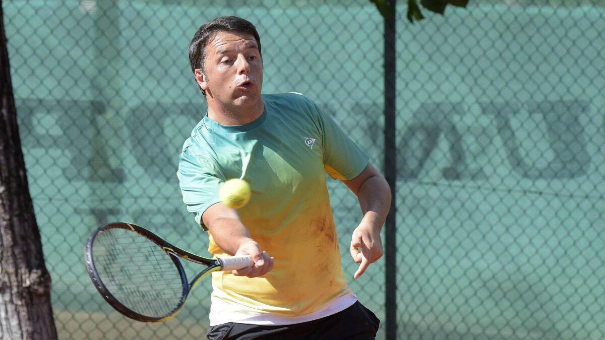 Renzi si dà al tennis per farsi notare e soffia sul fuoco della grana Finals