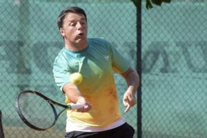 Renzi si dà al tennis per farsi notare e soffia sul fuoco della grana Finals