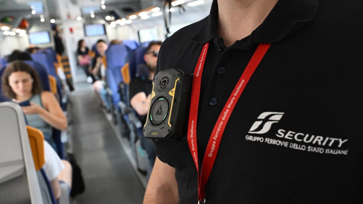 Treni in balia delle orde di stranieri. Accoltellato per rapina nel Milanese