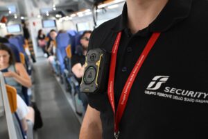 Treni in balia delle orde di stranieri. Accoltellato per rapina nel Milanese
