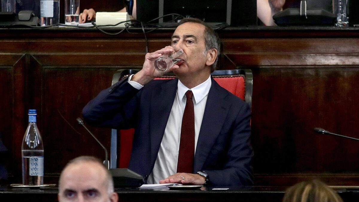 Sala dimezzato si incolla alla sedia