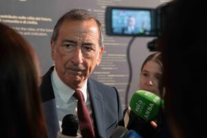 Sala rimane, ma non risponde alle accuse