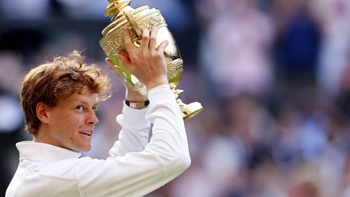 Dolcissima vendetta su Carlos Alcaraz. Wimbledon azzurra per la prima volta: Jannik Sinner è il re