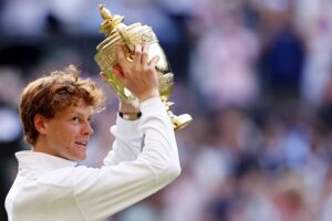 Dolcissima vendetta su Carlos Alcaraz. Wimbledon azzurra per la prima volta: Jannik Sinner è il re
