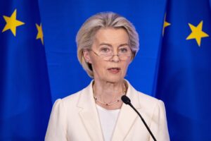 Ursula sotto attacco smentisce sé stessa. «L’intesa con gli Usa non è vincolante»