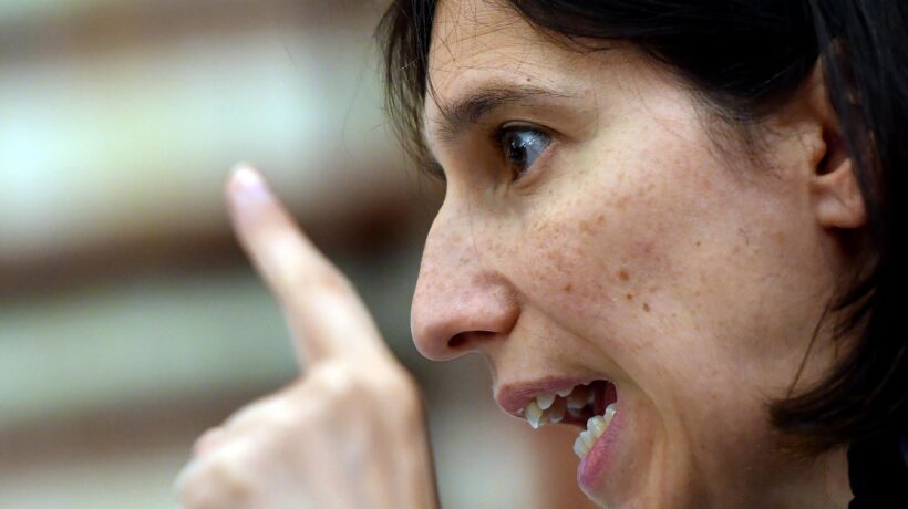 Nuovo psicodramma sulla censura. Ma al circo rosso arrivano più soldi