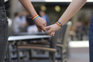 Quattro prof trovano un appiglio: ci si può opporre alla carriera alias