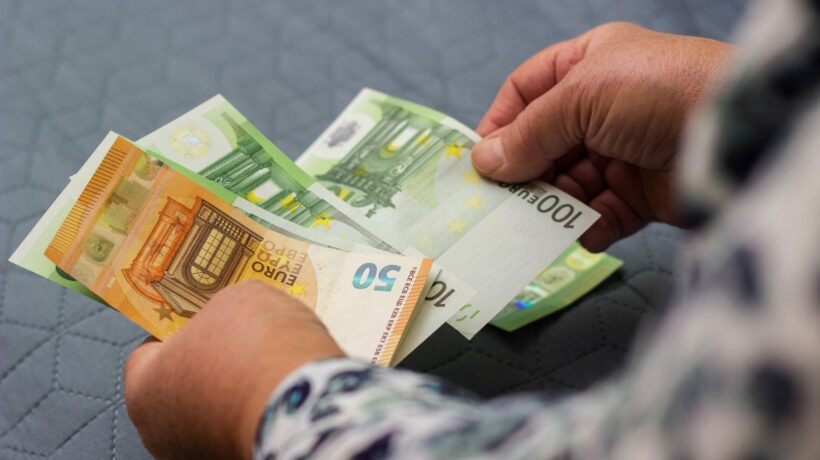 Spese per 48 euro se ne prelevi 1.000. Gelata finlandese contro il contante