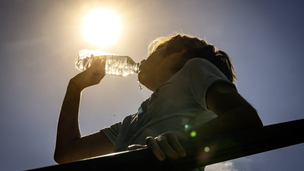 Idratazione, sali minerali e vestiti da mettere nel frigo. I rimedi e i trucchi anti caldo