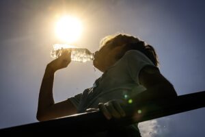 Idratazione, sali minerali e vestiti da mettere nel frigo. I rimedi e i trucchi anti caldo