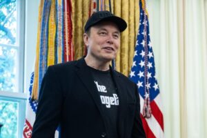 Sì del Senato alla legge di bilancio. Trump minaccia di espellere Musk