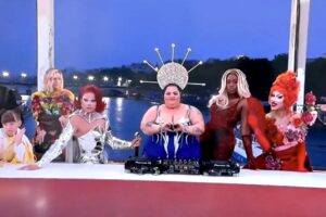 La Francia premia l’icona blasfema