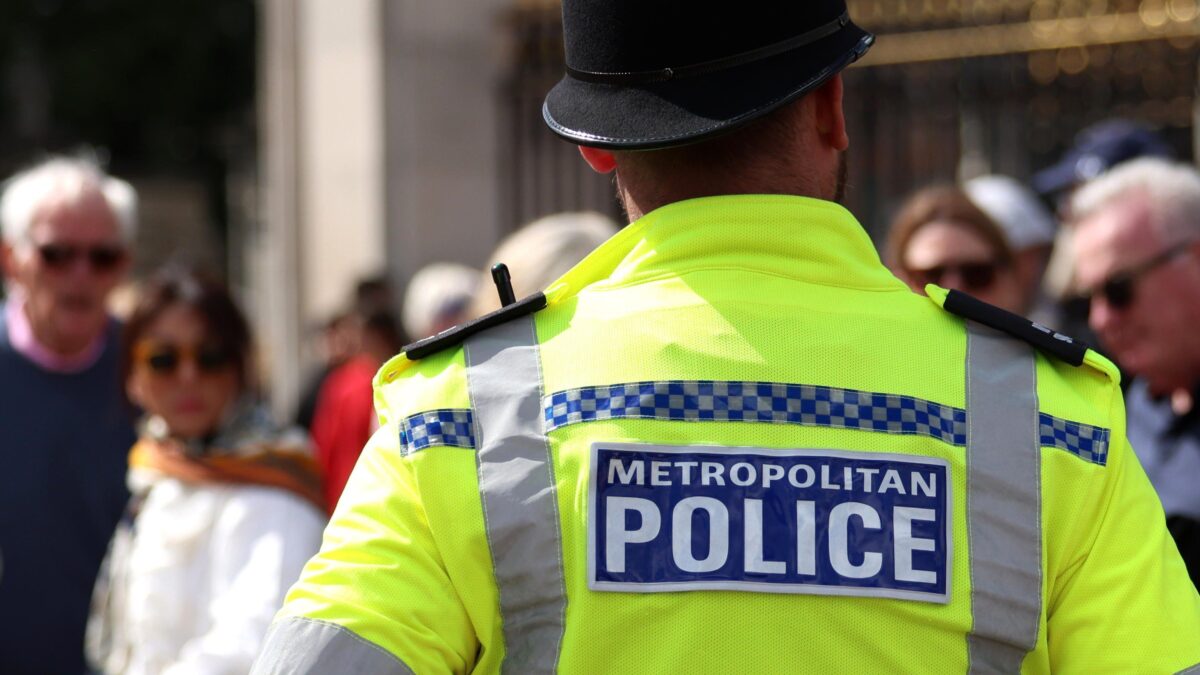 Uk, stop a simboli Lgbt sulle volanti: «La polizia deve essere imparziale»